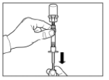 Расположите шприц и флакон вверх дном, медленно потяните поршень на себя, перемещая содержимое из флакона до шприца.