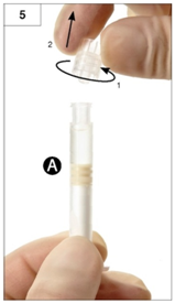 Держать шприц А в вертикальном положении, чтобы не вытекла жидкость, и выкрутить прозрачную крышку из шприца А 