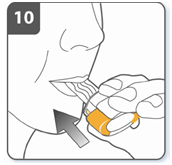 Поместить мундштук в рот и плотно сжать губы вокруг него.