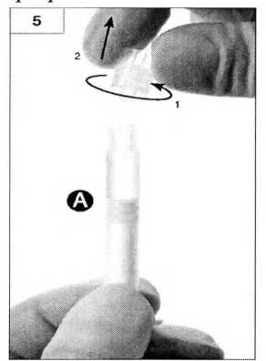 Держите шприц А вертикально, чтобы избежать протечки, а затем открутите прозрачный колпачок со шприца А