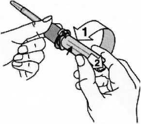 Поверните и потяните защитное устройство хода поршня шприца как показано на рисунке, затем удалите его